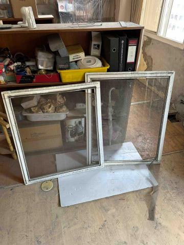 晶品鋼鋁工程行 - 松江路1舊紗窗破損，更換新紗窗網