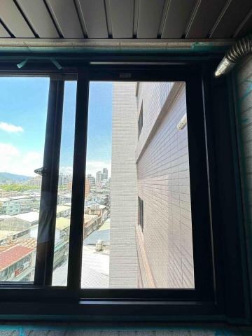晶品鋼鋁工程行 - 木柵指南路3後陽台封窗，使用正新精品門窗PL-892型 古銅艷消色鋁框，搭配5mm透明強化玻璃！矽膠收尾準備完工！