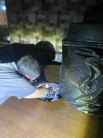 樂環國際環衛有限公司 - 進行餌劑點藥在機台內角落