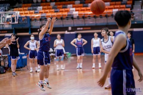 莊詠婷 - 一路走來我熱愛籃球?！在大學期間參加了校女籃，並在最後一年擔任隊長一職！希望能在女籃所學帶給大家！