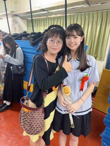 陳品璇 - 與高中班導的合照