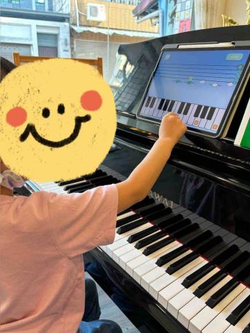 賴毓蓁 - 大班孩童對於五線譜的掌握速度較慢，上課搭配音樂遊戲增加記憶力，也是上課更加有趣、生動。