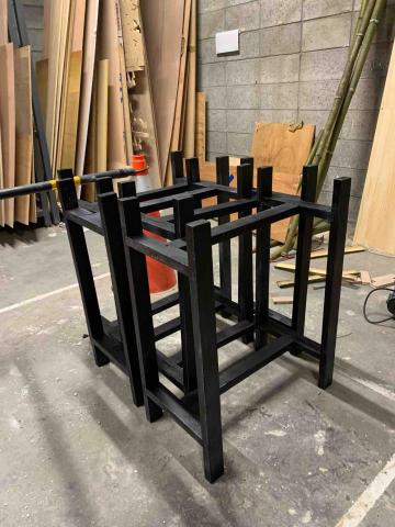 官尚嫻 - 木製展架上漆