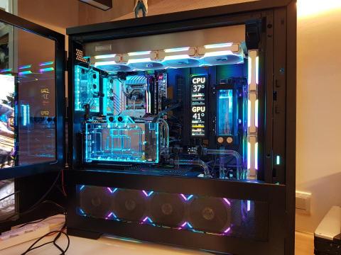 葉元章 - INTEL 13900K、MSI RTX 4090 SUPRIM X、G. SKILL DDR5 8000 /48GB、SAMSUNG 990 PRO 2TB x 3、德國Watercool水冷組件、480mm冷排 x 3、聯力V3000+機箱、聯力UNI FAN SL 120 x 24個