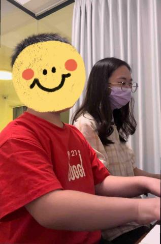 賴毓蓁 - 與學生快樂的四手聯彈 