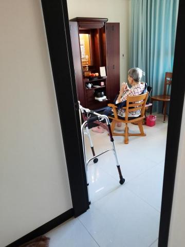Wenling LIN - 新北市蘆洲區獨居的老奶奶92歲因為到她居家的社區管理室與管理員談話時,不小心碰觸了擱置管理室門邊的推車而滑倒,以致左側肩膀骨裂,裝了鐵片修補,出院回家後,居家照護大約 三個月,她是虔誠的日本教信徒 ,正在早課禮佛 。 Wenling LIN - 新北市蘆洲區獨居的老奶奶92歲因為到她居家的社區管理室與管理員談話時,不小心碰觸了擱置管理室門邊的推車而滑倒,以致左側肩膀骨裂,裝了鐵片修補,出院回家後,居家照護大約 三個月,她是虔誠的日本教信徒 ,正在早課禮佛 。