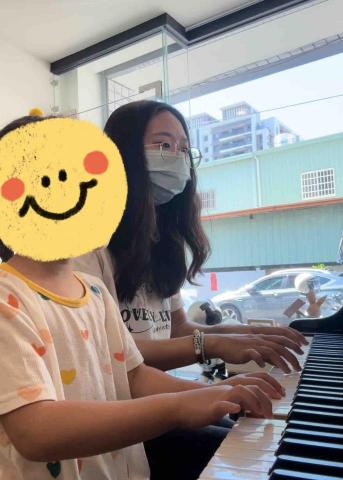 賴毓蓁 - 與學生快樂的四手聯彈 
