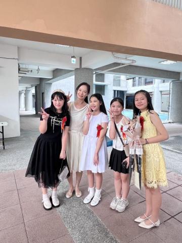 陳慧貞 - 今年15/6和指導的畢業生合影