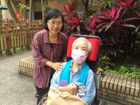 Wenling LIN - 陪伴103歲長者在養生村的庭園晒太陽休憩,居住美國的女兒及友人來養生村探訪 Wenling LIN - 陪伴103歲長者在養生村的庭園晒太陽休憩,居住美國的女兒及友人來養生村探訪
