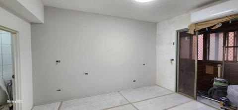 秝研油漆 防水工程 - 新竹市北區社區名稱：慶華綠晶 全室乳膠漆+跳色油漆+門框油漆（虹牌鄉居+I白+司曼特 燕麥黃+得利女裝灰）施工中