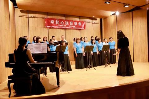 鴨鴨鋼琴工作室 - 曾受邀李芬音樂協會舉辦的音樂會擔任合唱團伴奏