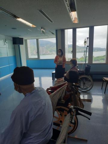 Wenling LIN - 被照顧者住院治療癌症,院方安排肢體活動課程讓病患維持穩定的核心肌力,避免躺病床多日變成肌少症 Wenling LIN - 被照顧者住院治療癌症,院方安排肢體活動課程讓病患維持穩定的核心肌力,避免躺病床多日變成肌少症