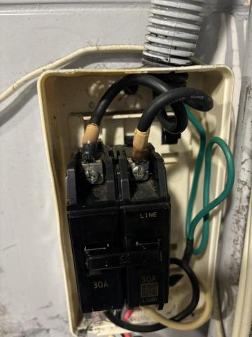 唯舜居家水電 - 洗杯機，無融絲開關一次側接點燒焦，而且無熔絲開關發燙