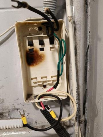 唯舜居家水電 - 洗杯機，更換無熔絲開關，一次側接點重壓接