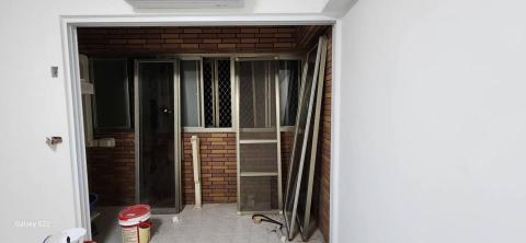 秝研油漆 防水工程 - 新竹市北區社區：慶華綠晶 全室乳膠漆+跳色+門框噴漆虹牌鄉居+I白+司曼特燕麥黃+得利女裝灰，施工中