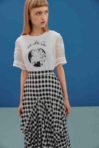 楊晴 - 服裝印花設計