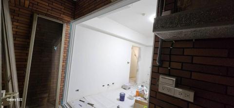 秝研油漆 防水工程 - 新竹市北區社區名稱：慶華綠晶 全室乳膠漆+跳色油漆+門框油漆（虹牌鄉居+I白+司曼特 燕麥黃+得利女裝灰）施工中