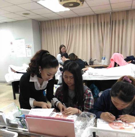 Satin時尚美學 - 建國科技大學時尚美容科擔任美睫講師