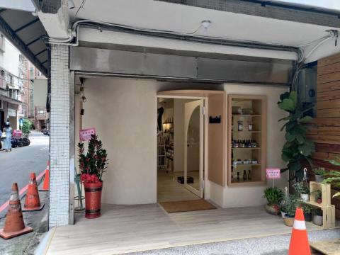佳家工程行 - 店面造型圓弧牆，造型門及展示櫃