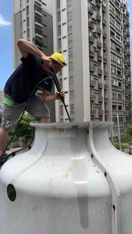 建凱工業冷凍空調 - 20噸水冷空調散熱馬達系統保養。