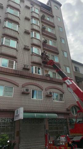 建凱工業冷凍空調 - 大樓住宅空調排水幹管，高空作業串聯。