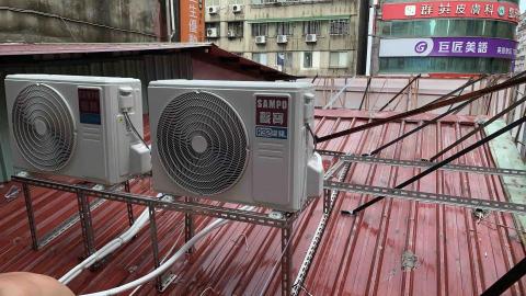 建凱工業冷凍空調 - 頂樓加蓋鐵皮搭建室外機白鐵架。