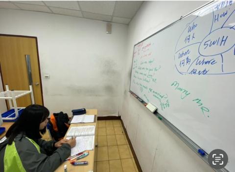 yungching Chen - 曾就職於柏荃補習班 擔任國中英文一對一教師 圖中為國二學生 課堂內容為會考短文理解的5w1h分析法
國中英文教學理念：不用中文死記文法名稱  透過大量閱讀和文法仿寫穩固基礎