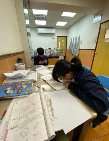 yungching Chen - 曾就職於柏荃補習班 圖中為擔任數學解題老 學生為國三 