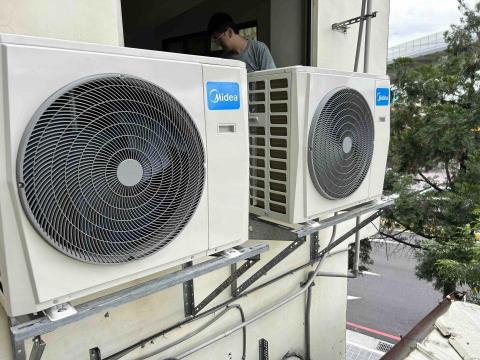 林立 - 安裝白鐵架、8.5kw室外機