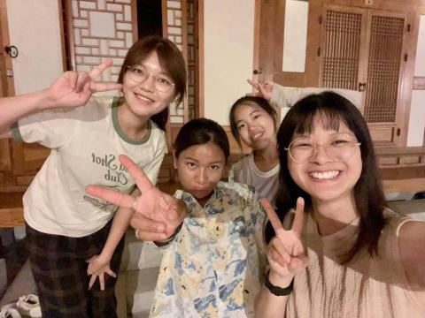 Wei Hsin Hsu - 這張是8月初跟幾位大學生一起去韓國交流學習一週的照片。有很多收穫。