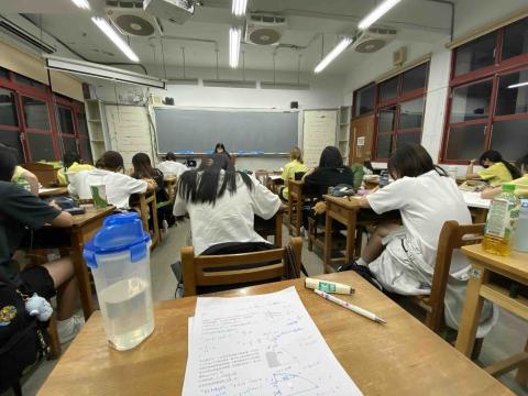 謝瑋 - 自然組學生 物理校排名前20%