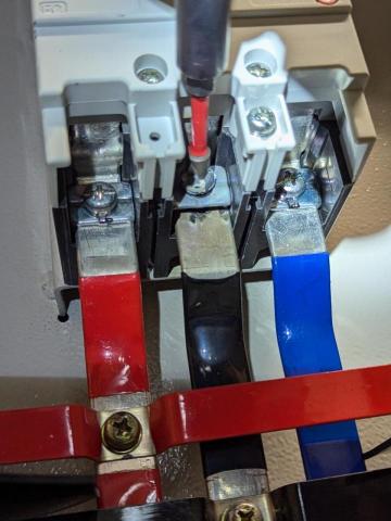 瑞興工作室 - NFB虛接造成電線發熱燙