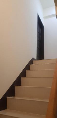 大有油漆 - 已經油漆翻新後的樓梯間。