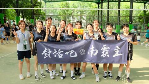 Wei Hsin Hsu - 這是7/20來幫忙揪排球平台舉辦的排球賽，也是來擔任隊輔。當天也有跟球隊們一起打球互動，很開心^^