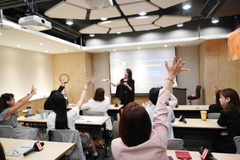 娃娃Joanna｜活動主持人｜春酒尾牙｜婚禮 - 課程主持