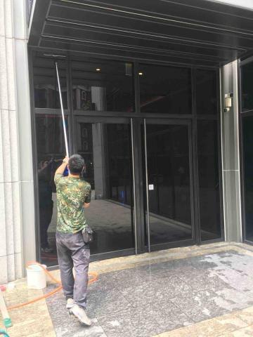 御皇實業工程行 - 清潔玻璃後