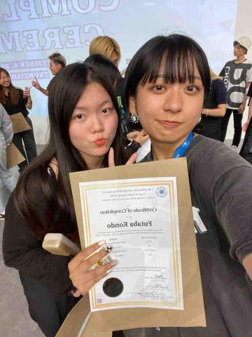 周錦 - 左邊的是我，這是在LCIC國際學校學語言的結業典禮