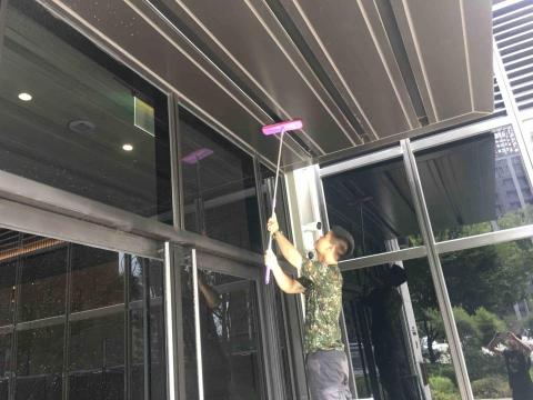 御皇實業工程行 - 清潔天花板