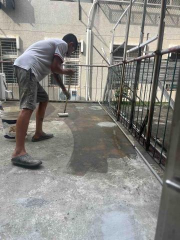 玖佰益時尚油漆外牆防水PU工程 - 因中央廚房,2樓露台漏水,環氧樹脂詩作過程中照片 玖佰益時尚油漆外牆防水PU工程 - 因中央廚房,2樓露台漏水,環氧樹脂詩作過程中照片
