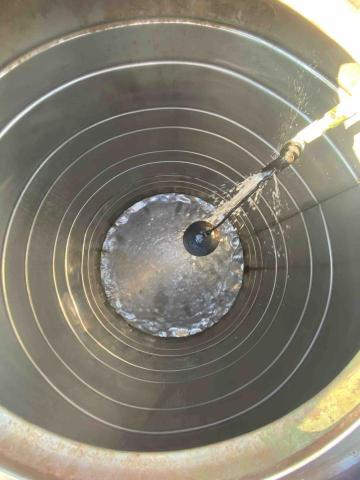 勝合清潔 - 內部青苔需以人力進入清洗撈出青苔才會乾淨