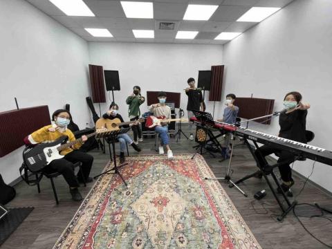 流行鋼琴Sara老師（莎拉） - 和學生一起練團