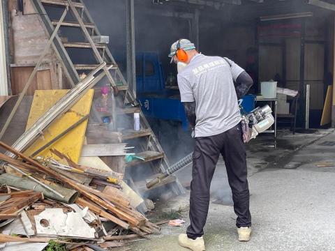友品病媒防治企業社 - 跳蚤防治/利用熱霧使藥劑深入縫隙避免跳蚤躲藏