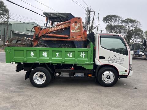存鏞工程行 - ６．５噸大貨車搭配山貓夾子車有２組，
歡迎預約～！