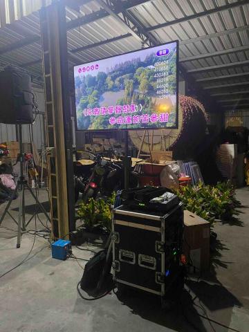 璽叡藝術 - 音圓伴唱機搭配2隻麥克風?
有QR-code可以自行掃描點歌！