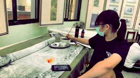 潔西卡 - 高中時畫金魚的樣子