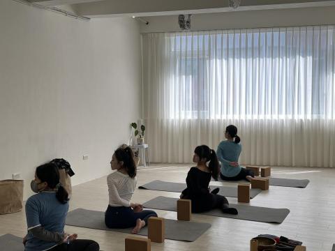 Shanti_Yoga - 依照每個學生的程度調整強度