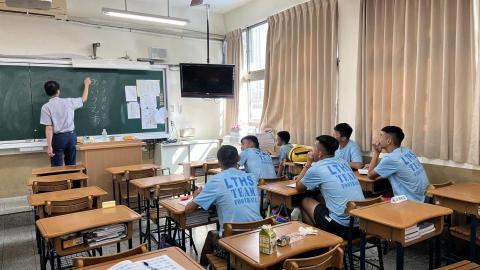 汪大衛 - 於台中嶺東高中教學日文