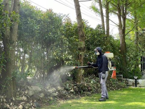 友品病媒防治企業社 - 戶外蚊蟲防治/利用動力式噴霧機針對植栽施作殘效噴灑