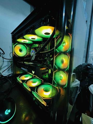 SCX翔馬國際電腦「顏值」(電競客製化組裝維修/專業到府/零 - 曲面玻璃海景套房機殼,滿配ARGB風扇(無需選購)黑白兩色可選!最高支援360一體水冷/附贈遙控器可控制燈光動態! SCX翔馬國際電腦「顏值」(電競客製化組裝維修/專業到府/零 - 曲面玻璃海景套房機殼,滿配ARGB風扇(無需選購)黑白兩色可選!最高支援360一體水冷/附贈遙控器可控制燈光動態!