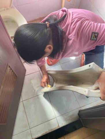 淨養食光 - 洗手台下的排水管內側也是一樣刷洗